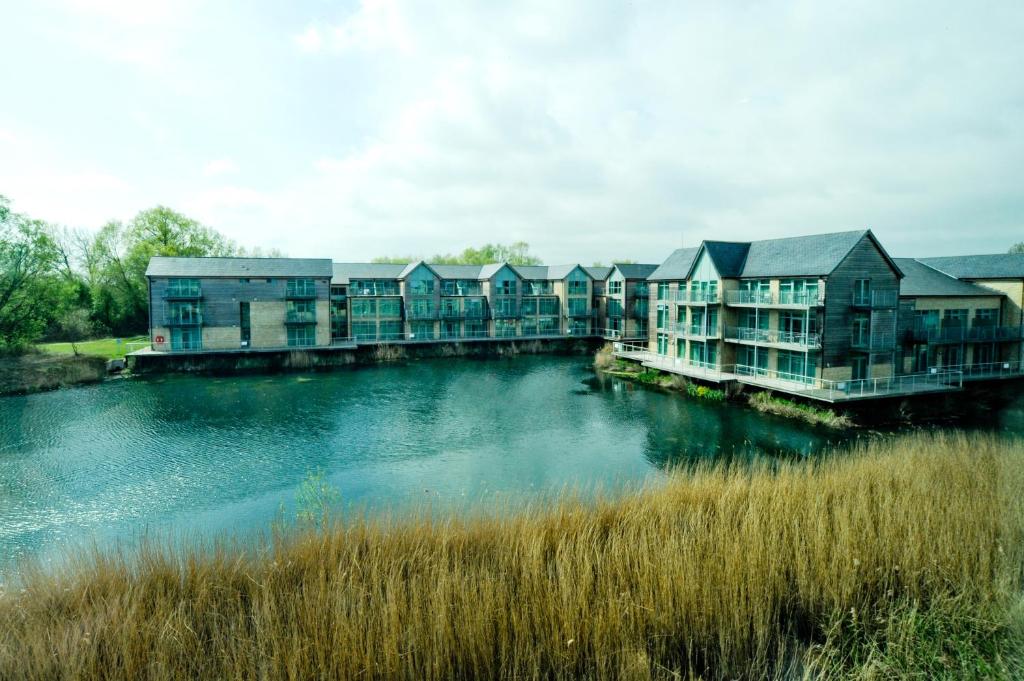 De Vere Cotswold Water Park Apartments (Cirencester) 