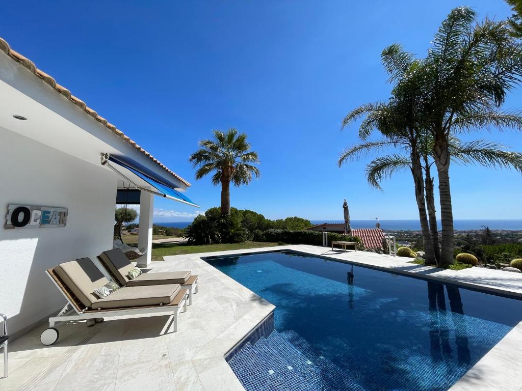 Palm Maresme - Suite with bathroom and living-room and terrasse with ocean views in a private villa